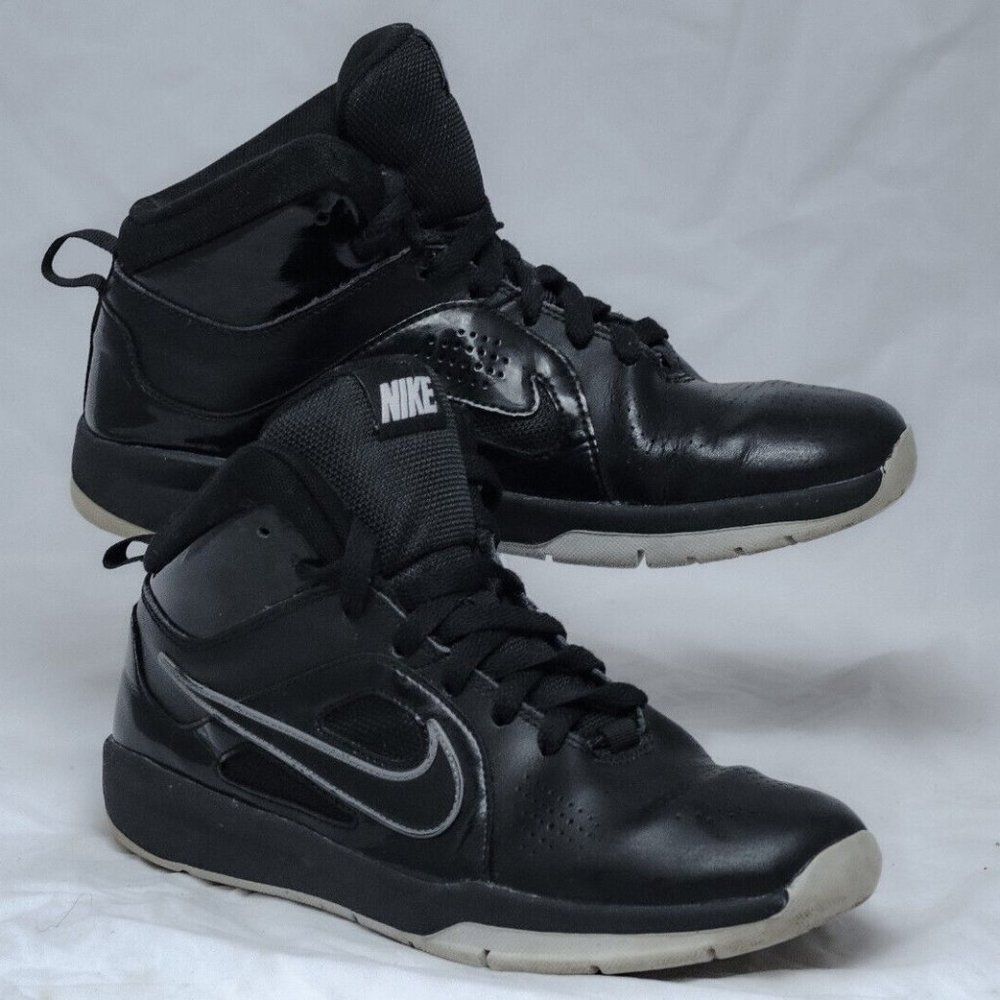Nike Team Hustle D6 Mid Size 7 Sneakers Black White Youth Boys Girls Nice Shoes